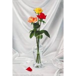 jarrón con tres rosas