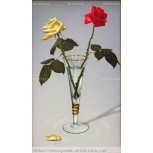 Jarrón de cristal con rosa blanca y roja