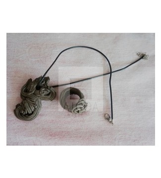 COMPLEMENTO A JUEGO ANILLO Y COLGANTE BISCUIT NEGRO FILIGRANA
