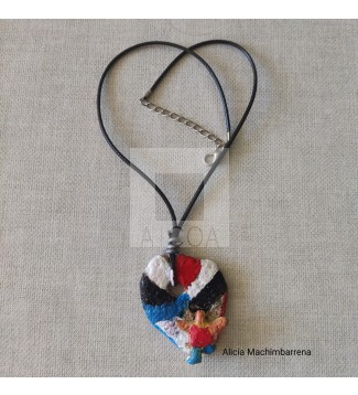 Colgante con piedra y hombrecito ceramico