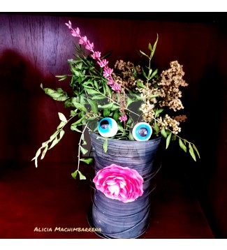 ''Del barro la flor. De la tierra el color''